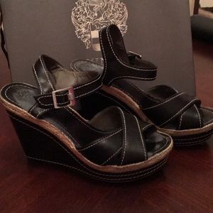 🌺Vince Camuto Black  Leather Wedges 💫